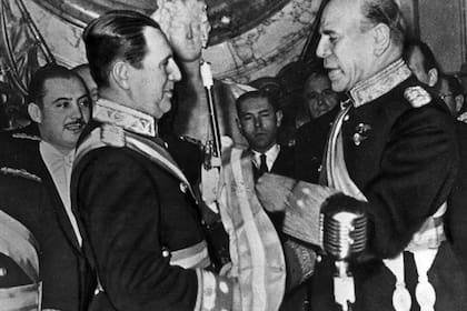 Perón recibe la banda presidencial en Casa de Gobierno, en junio de 1946; detrás de él, de bigotes, Juan Duarte