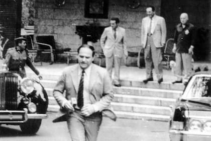 Perón y Lopez Rega a su izquierda, miran la limusina de Héctor Cámpora en Puerta de Hierro. 6 de junio 1973