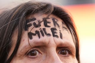 Peronistas y sindicatos marchan en apoyo a exmandataria argentina Fernández, en prisión domiciliaria
