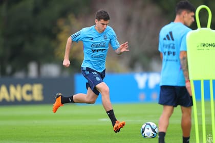 Perrone conduce la pelota en uno de los entrenamientos de la Sub 20; se perfila para ser titular en el debut mundialista ante Uzbekistán