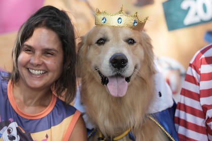 Perros desfilan en el Carnaval de Río y sus dueños protestan contra la crueldad hacia los animales