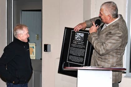 Perry Ouzts, en el reconocimiento de Turfway Park el año pasado; la sala de jockeys lleva su nombre