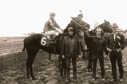 Perry Ouzts en la montura de Rablue, en Beulah Park, el 2 de abril de 1973, al lograr su primera victoria; ya pasaron 53 años