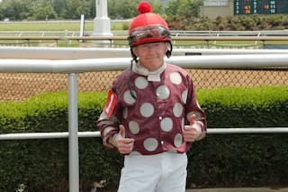 El jockey que más carreras corrió desafía al paso del tiempo: festejó en su aniversario