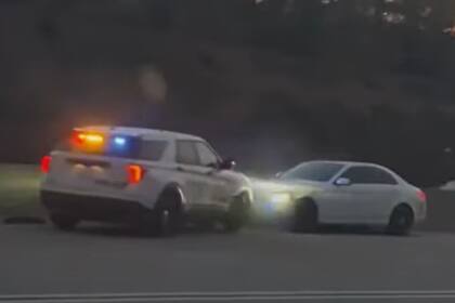 Persecución policial en reversa en una importante autopista de California