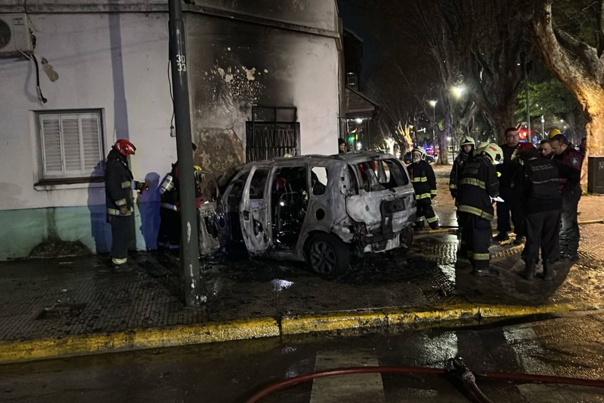 Persecución policial termina con un auto incendiado contra una casa en Soldati y tres menores heridos.