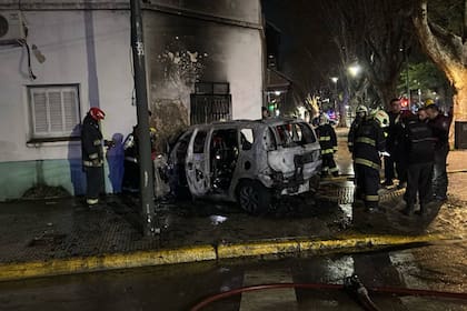 Persecución policial termina con un auto incendiado contra una casa en Soldati y tres menores heridos.