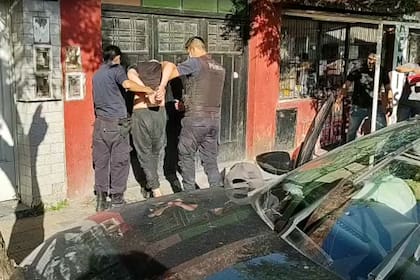 Persecución, tiros y detenidos tras un asalto a un supermercado chino de Moreno