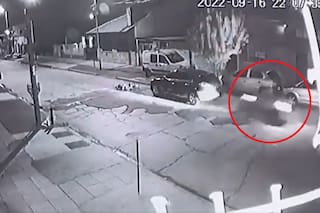 Escapaba de motochorros a toda velocidad e impactó contra un auto: salió despedido y golpeó contra el asfalto
