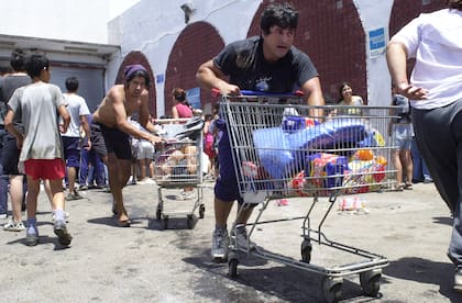 Persianas destrozadas y changos llenos: otro saqueo en el conurbano