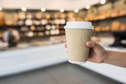 Persiste un gravamen sobre el café importado de Colombia, lo que obliga a los operadores locales a trasladar este costo impositivo al precio final del vaso servido en la vereda