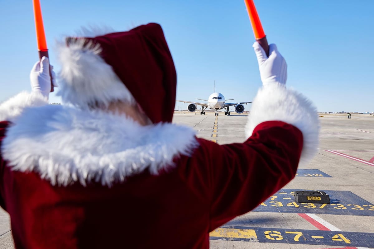 Personajes navideños como Santa Claus recibieron al grupo de niños y a sus familias en el Polo Norte