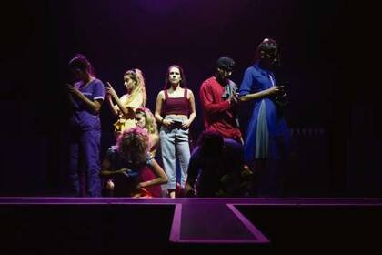 Personajes que, como en el Pacman, escapan de los fantasmas