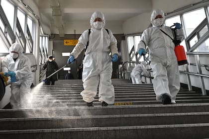 Personal capacitado desinfecta el subte de Seúl