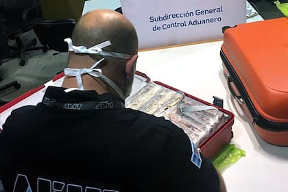 Personal de Aduana con las valijas que contenían la droga