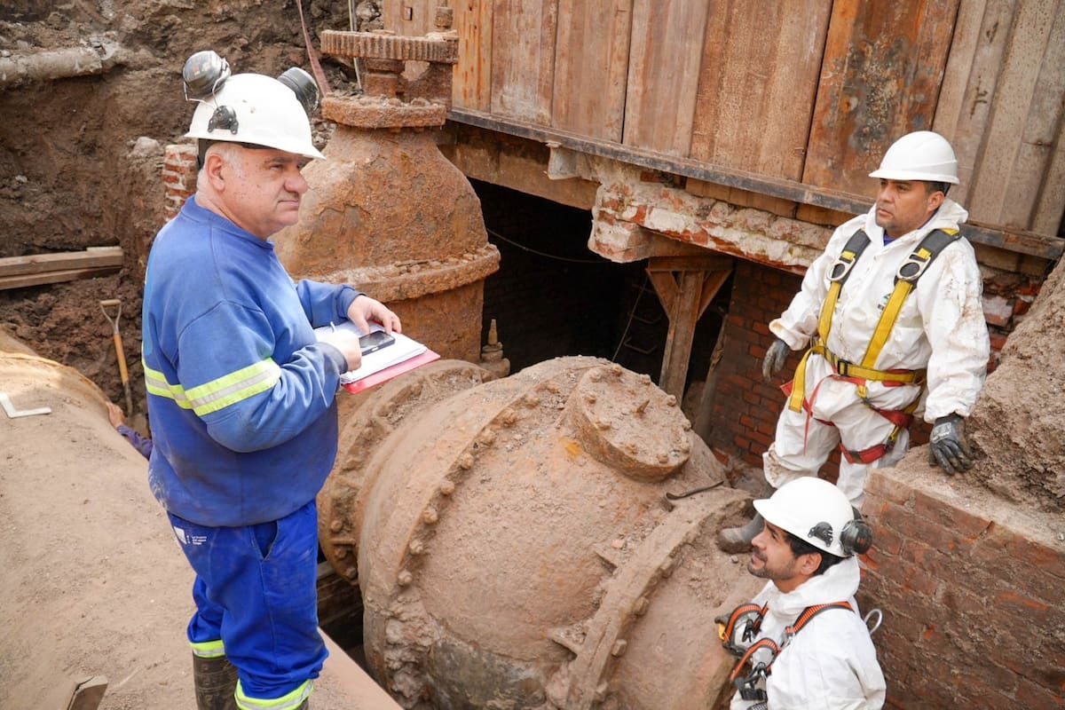 Personal de AySA inspecciona una de las válvulas instaladas sobre las Líneas 9 y 10, dos conductos troncales de 1100 milímetros de diámetro que abastecen de agua potable a una amplia zona de la ciudad