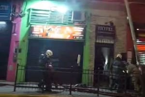 Personal de Bomberos trabaja en el lugar para combatir el avance de las llamas