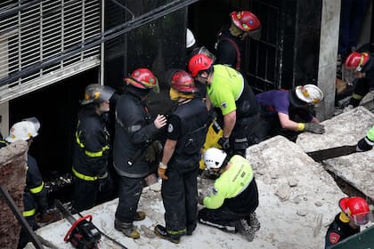 Personal de bomberos y de Defensa Civil trabajó sobre el trozo de mampostería que mató a un joven