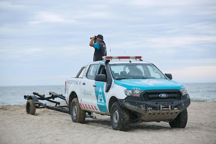 Personal de Defensa Civil de la Provincia, trabajando en Punta Medanos. En esa camioneta llevaron las motos de agua que están buscando en el mar.
