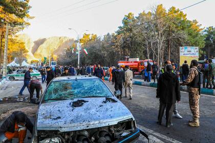 Personal de emergencia iraní en el lugar del doble atentado, cerca de la tumba del general Qassem Soleimani, en Kerman. (Sare Tajalli / ISNA / AFP)