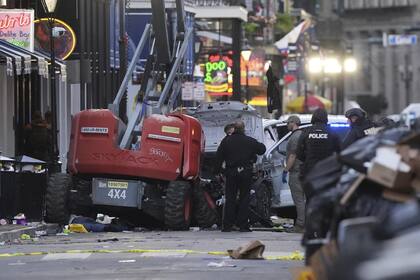 Personal de emergencia trabaja en la escena en Bourbon Street luego de que un vehículo embistiera a una multitud en Canal y Bourbon Street en Nueva Orleans, el miércoles 1 de enero de 2025