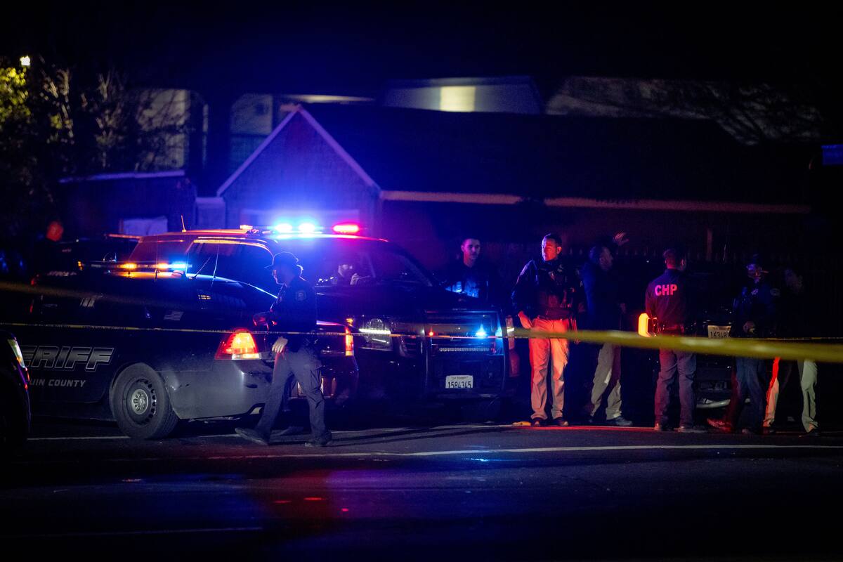 Personal de emergencias trabaja en la escena de un tiroteo masivo el sábado 29 de noviembre de 2025 en Stockton, California. (AP Foto/Ethan Swope)
