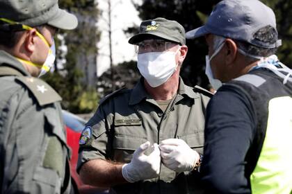 Personal de Gendarmería Nacional con barbijos, en uno de los retenes