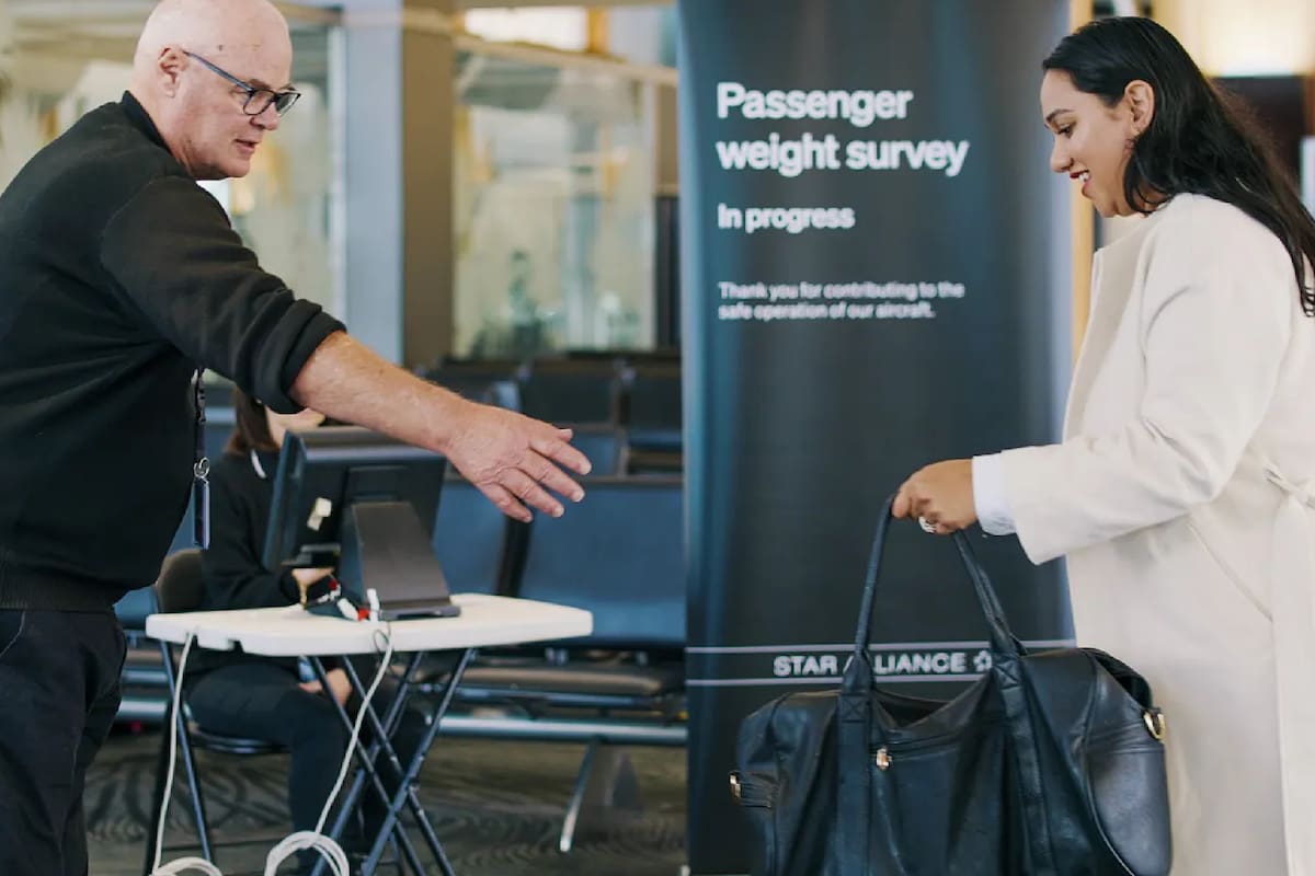 Personal de la aerolínea ayuda a los pasajeros a ser pesados antes de un vuelo en Auckland, Nueva Zelanda, el 29 de mayo de 2023
