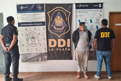 Personal de la DDI La Plata y del Destacamento Aeropuerto durante la aprehensión del sospechoso, en el marco de la causa por homicidio culposo y abandono de persona