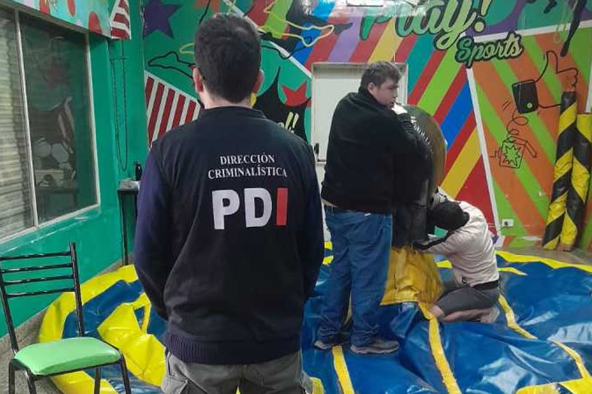 Personal de la Dirección de Criminalística revisan el toro mecánico del que cayó Kiara Novelino, de siete años