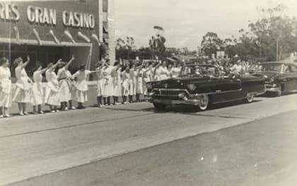 Personal de la fábrica Gran Casino saludando a la comitiva que transportaba a Eisenhower
