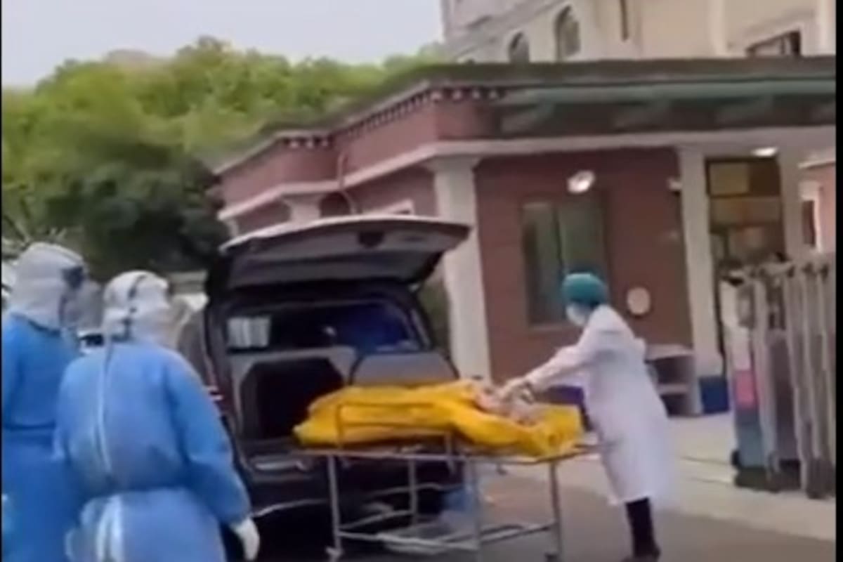 Personal de la funeraria y del hogar de ancianos revisan la bolsa de cadáveres en la que se encuentra el hombre con vida