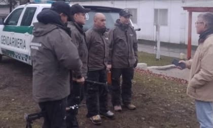 Personal de la Gendarmería Nacional coordinó el rescate del piloto que aterrizó en un lago congelado en Chubut