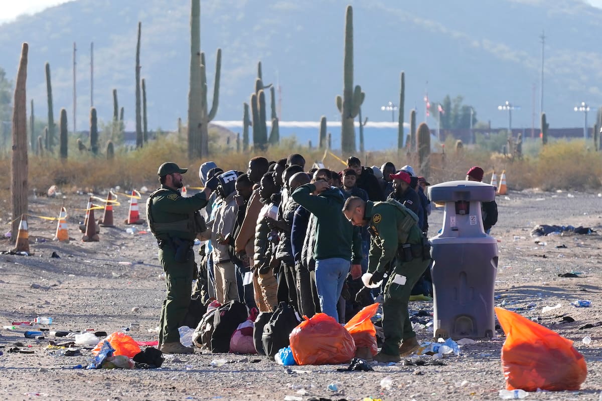 Personal de la Patrulla Fronteriza y migrantes en Lukeville, Arizona, el 5 de diciembre de 2023 (Foto AP /Ross D. Franklin)