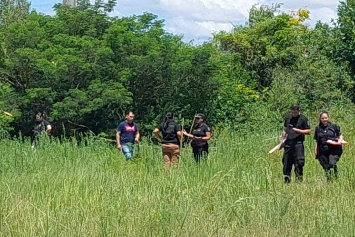 Personal de la PDI y policías provinciales durante la búsqueda y el relevamiento del área de matorrales donde apareció el cuerpo