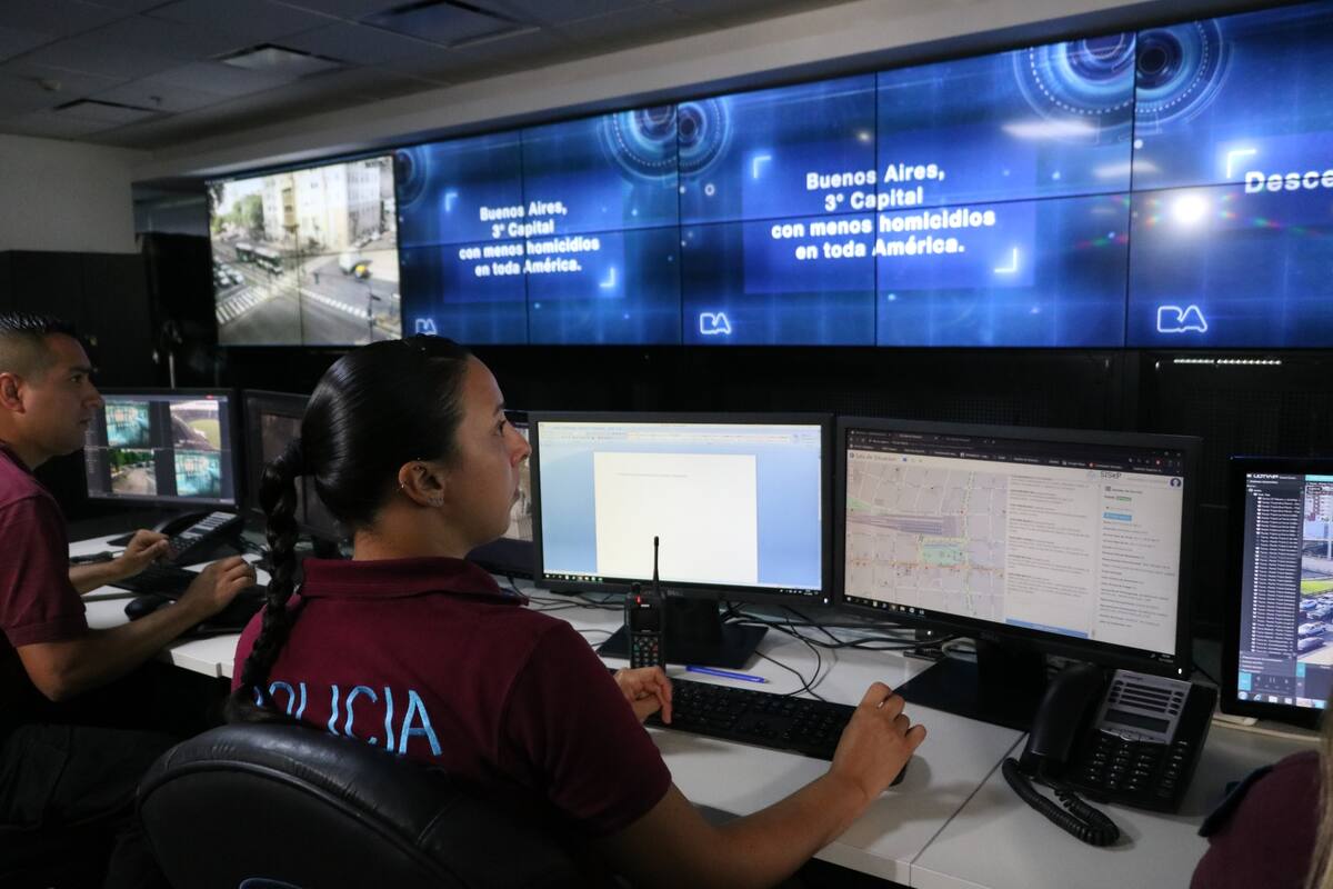 Personal de la Policía de la Ciudad en el centro de monitoreo