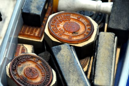 Personal de la Policía de la Policía de la Ciudad secuestró 185 sellos de universidades públicas y privadas, hospitales, organismos públicos de Nación y provincia y escuelas