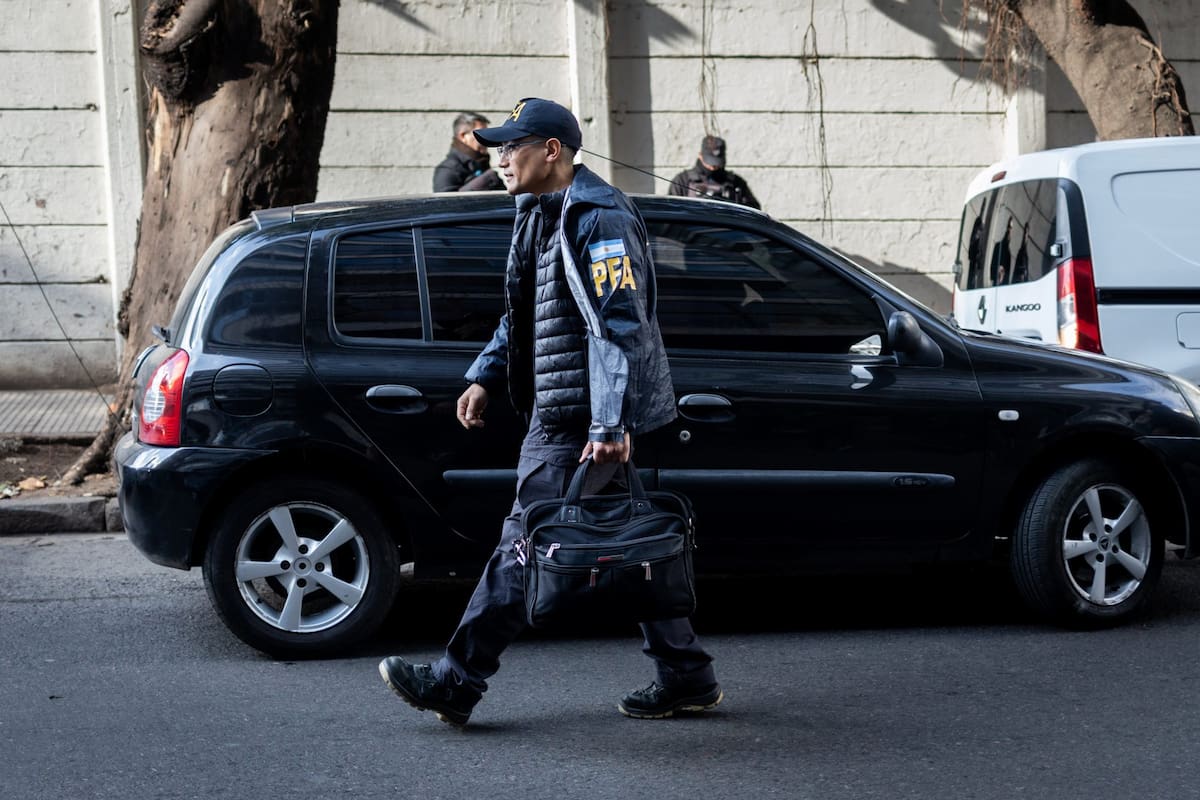 Personal de la Policía Federal, durante la inspección ocular en el departamento de Jesica Cirio