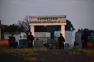 Personal de la Policía Federal en el cementerio de Nueve de Julio