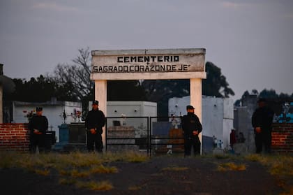 Personal de la Policía Federal en el cementerio de Nueve de Julio