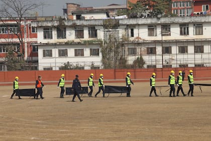 Personal de la policía nepalí se prepara para recibir a las víctimas del accidente de avión procedente de Pokhara.
