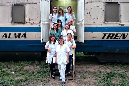 Personal de la salud, en uno de los tantos viajes del Tren Hospital Alma