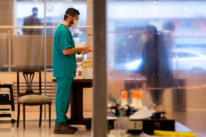 Personal de la salud y voluntarios asisten a las personas con coronavirus que son aisladas en los hoteles porteños