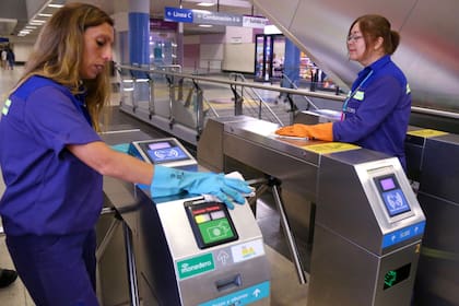 Personal de limpieza de Metrovías higieniza las instalaciones de toda la red