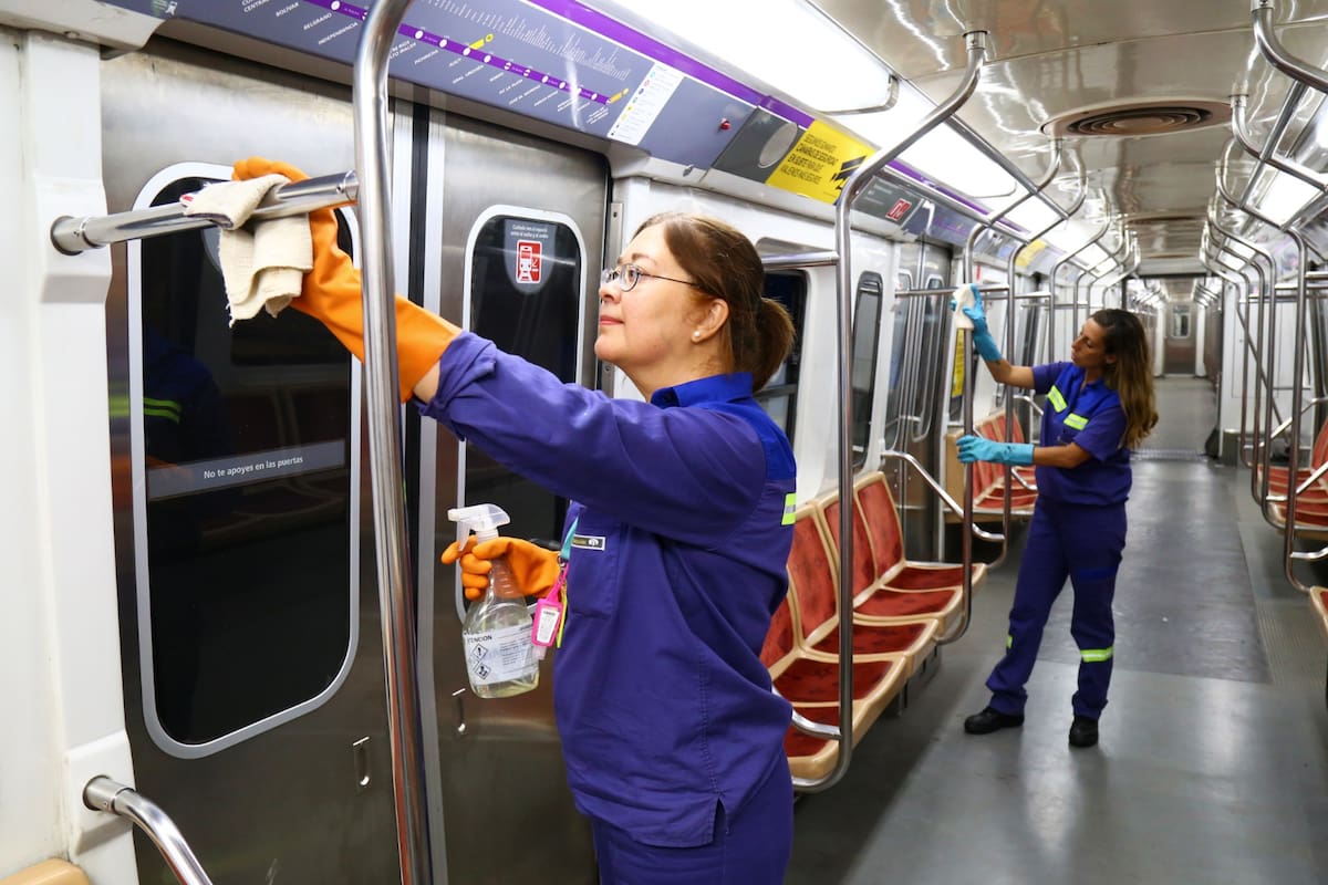 Personal de limpieza de Metrovías higieniza las formaciones de la red