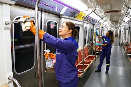 Personal de limpieza de Metrovías higieniza las formaciones de la red