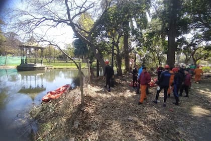 Personal de los Bomberos y de la Policía de la Ciudad fue desplazado luego de que se encontrara un cuerpo en los lagos de Palermo