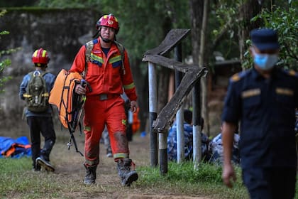Personal de los servicios de bomberos y rescate de China llega al campamento de Trishuli tras inspeccionar la zona del túnel en Rasuwa, a raíz de las repentinas inundaciones ocurridas en el distrito nepalí de Nuwakot el 31 de agosto de 2026 (Arun Sankar)