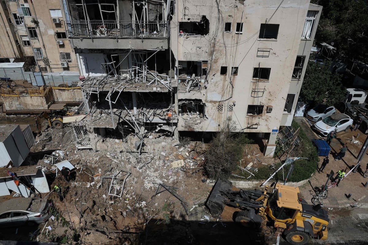 Personal de los servicios de emergencia israelíes se reúne en el lugar de un ataque con misiles iraníes en Tel Aviv el 24 de marzo de 2026 (Foto de Odd ANDERSEN / AFP)