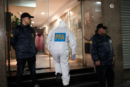 Personal de policía científica ingresa al departamento de la calle Virrey Cevallos